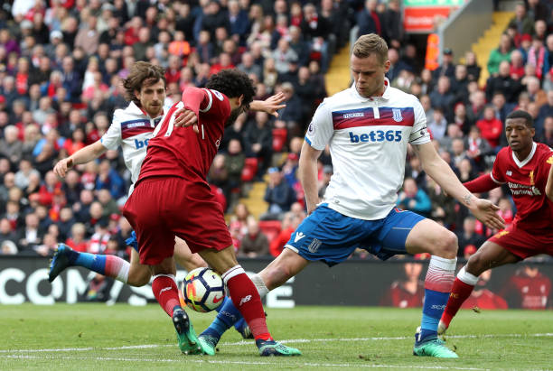 英超：两球完胜 狼队2-0击败曼联队.